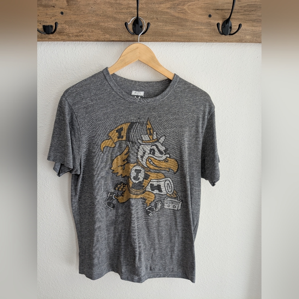 DONATING 10/10 tailgate university of iowa vintage look t shirt size medium